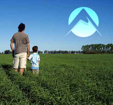 Padre e hijo mirando al horizonte
